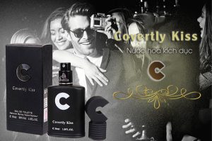 Nước hoa kích nữ Covertly Kiss  cực kỳ kích thích có chứa thành phần pheromone có tác dụng kích thích nữ giới. Nếu anh ấy gửi nước hoa, anh ấy sẽ hành động rất mạnh dạn và chủ động tiếp cận nó. Thành phần của sản phẩm bao gồm các loại nước hoa, thuốc kích dục như: pheromone, không chứa sulfat, không paraben, không đường, chất hấp dẫn tình dục cho cậu nhỏ… Pheromone là thành phần được sản sinh trong cơ thể người trưởng thành và dần biến mất với tuổi tác và các yếu tố bên ngoài.