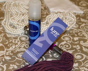 Nếu sản phẩm dành cho phụ nữ, nó có tác dụng làm ấm cơ thể nóng trong và âm đạo tiết ra nhiều chất nhờn. Yếu tố này giúp làm cho quá trình quan hệ trở nên tự nhiên và hỗ trợ. Mang đến cho người dùng những niềm vui thăng hoa tột độ. Ngoài pheromone, thuốc kích dục nữ Lure For Him còn chứa nhiều thành phần tự nhiên an toàn. Điển hình có thể kể đến như: chiết xuất hoa hồng, hoa cúc, hoa anh đào,… Chúng đều là những loại thảo mộc vô hại. Nó có tác dụng kích thích người dùng. Trong lúc sử dụng yêu cầu người dùng có sức khỏe tốt, không gian tốt để nước hoa được công hiệu tối ưu nhất.