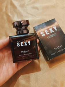 Nước hoa kích dục nữ SEXY DECODE dành cho nữ đã được sử dụng rộng rãi tại Việt Nam trong nhiều năm qua. Sản phẩm được nhiều người dùng đánh giá cao về chất lượng sản phẩm mang lại hiệu quả tăng cường sinh lý nữ. Paris Sexy Decode có mùi hương nhẹ nhàng và quyến rũ, nhanh chóng tác động vào cơ thể qua đường hô hấp, kích thích hưng phấn và tăng ham muốn tình dục mãnh liệt.