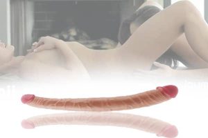 Dương vật 2 đầu mềm mịn giống 99% dương vật thật của nam giới từ kích thước cho đến hình dáng. Gồm 1 đầu lớn 4 cm và 1 đầu nhỏ 3 cm tùy theo kích thước bạn muốn sử dụng. Cảm giác sung sướng như vỡ òa khi cả hai ngồi đối diện nhau, cảm nhận cái cương cứng mềm mềm từ trong ra ngoài âm hộ. Độ mềm dẻo và đàn hồi của dương vật cực cao giúp bạn có thể thỏa sức sáng tạo với mọi tư thế yêu. Chiều dài vô tận thọc sâu vào trong âm hộ nàng sướng mắt không còn gì để diễn tả về loại dương vật giả này. Hạt rõ rệt tạo cảm giác chân thực hơn. Màu trắng hồng nhìn thôi là chỉ muốn bú liếm rồi. Em nên thủ dâm với cường độ vừa phải để không gây hại cho sức khỏe thể chất và tâm sinh lý.