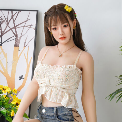 đồ chơi tình dục nam cô bé dể thương chất liệu của con búp bê này đã được kiểm tra kxi chất lượng và đạt tiêu chuẩn chất lượng y tế không độc hại, không gây kích ứng da và an toàn cho sức khỏe người dùng. Bộ xương hợp kim đặt bên trong búp bê giúp người dùng tạo dáng và quan hệ tình dục ở nhiều nơi khác nhau trong nhà như bếp, phòng ngủ, văn phòng, v.v. Thay đổi không khí phòng ngủ trở nên mới lạ và kích thích tình dục hơn với đồ chơi tình dục nam cô bé dể thương xinh đẹp. Khuôn mặt của cô vô cùng xinh đẹp, từ mái tóc dài óng mượt cho đến đôi mắt to tròn, hàng mi dài cong vút, chiếc mũi cao tự nhiên và đôi môi đỏ mọng khiến ngay cả đàn ông cũng phải trầm trồ vì vẻ đẹp của cô. Vẻ đẹp của cô không kém cạnh bất kỳ hot girl nào. Tất cả những đường nét đặc biệt trên khuôn mặt của búp bê đều tạo nên vẻ đẹp rạng ngời khiến người dùng không thể rời mắt khỏi sự quyến rũ của cô nàng. Người đẹp đồ chơi tình dục nam cô bé dể thương sở hữu thân hình của phụ nữ châu Á với chiều cao khiêm tốn 1m58 và 3 đường cong săn chắc. Với đôi tay của mình, bạn có thể thoải mái xoa bóp bộ ngực căng tròn, cặp mông đầy đặn của búp bê và vuốt ve từng bộ phận trên cơ thể búp bê để tăng khoái cảm cho mỗi giới tính. Ngoài ra, đồ chơi tình dục nam cô bé dể thương xinh đẹp này còn có 2 đặc điểm chính mà bạn không thể bỏ qua đó là âm đạo và hậu môn. Bên trong hai bộ phận này mô phỏng chân thực bộ phận sinh dục nữ nên đi qua hệ thống gân, gai và tinh hoàn bên trong sẽ cọ xát mạnh vào dương vật nam, tạo cảm giác khoái cảm tương tự như quan hệ tình dục với người thật. . . . Vì vậy, bạn thực hiện càng nhanh thì bạn sẽ càng trải nghiệm được nhiều khoái cảm và bạn sẽ được chìm đắm trong niềm khoái cảm ngây ngất mà bạn sẽ không muốn dừng lại cho đến khi hài lòng.