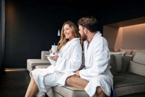 Phân tích khoa học về tác động của trứng rung tình yêu đối với đời sống tình cảm lứa đôi